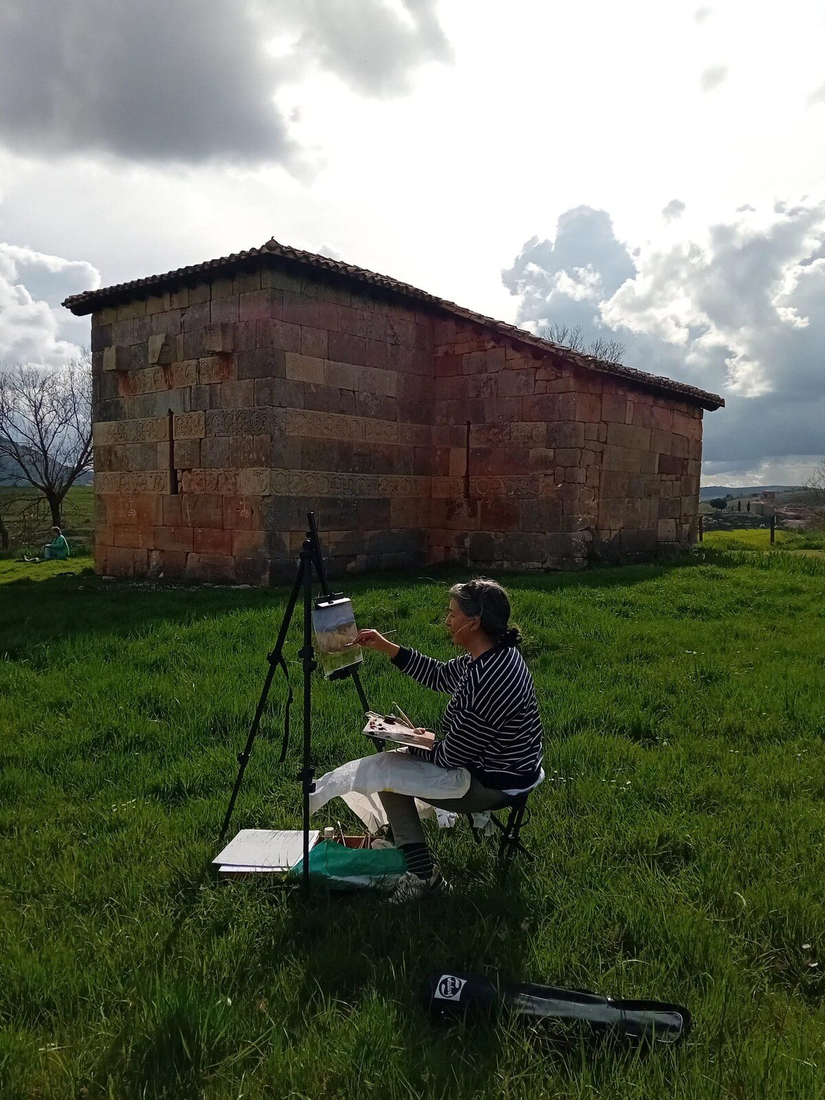 Gloria García Pertejo pintando una ermita rural al aire libre