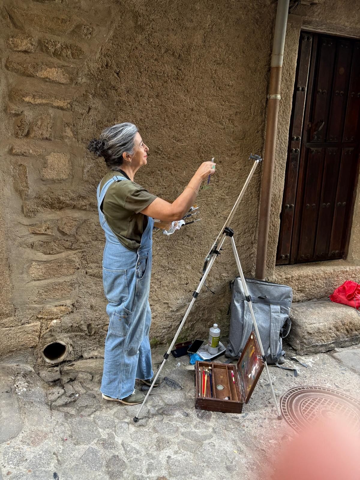 Gloria pintando un apunte rápido en una calle de pueblo